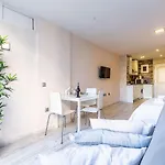Sun Coast -- Superb With 4 Pools, Gardens & Breakfast דירה בנאלמדנה
